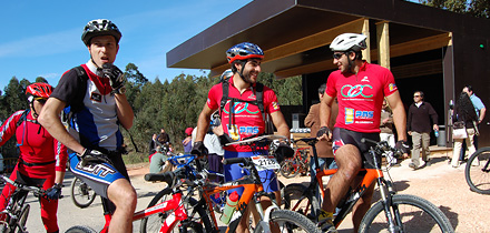 Praticantes de BTT junto ao Centro de BTT