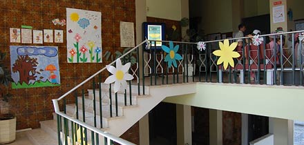 crianças visitam a exposição