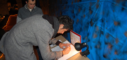 Pedro Roma deixa mensagem no livro de visitas do Presépio