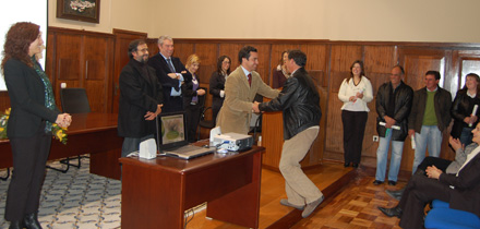 Sr. Presidente entrega diploma
