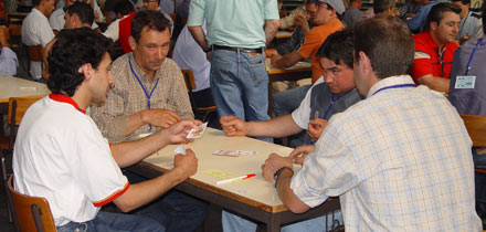 Grupo a jogar Sueca no Torneio